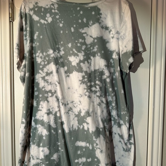 Torrid Vinyl Icons Journey V-Neck Tee. Size 2 (18/20) - Picture 5 of 5